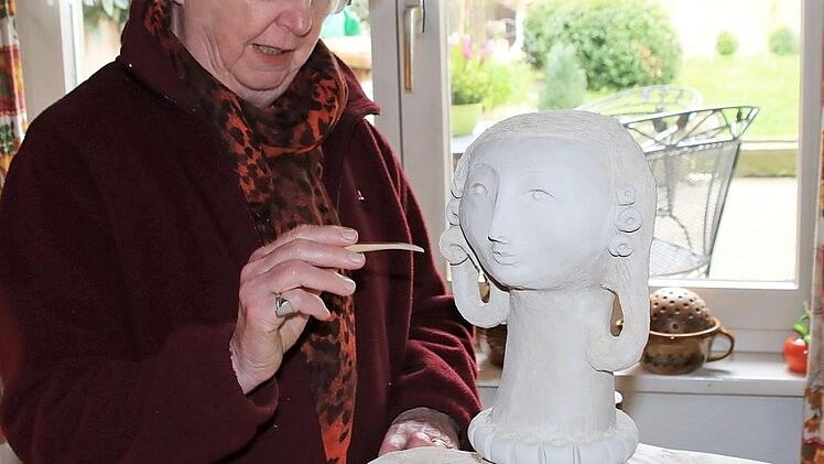 Marlis Albert arbeitet an einer Büste. Dies ist ein Geschenk für die Familie des Sohnes. Fotos: Heike Beudert