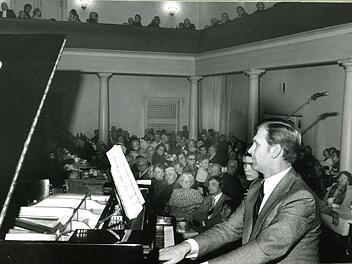 Der Mann am Klavier war länger als jeder andere Oberbürgermeister in Kulmbach. Unser Bild zeigt Erich Stammberger 1975 zusammen mit seiner Tochter Christine bei einem Auftritt im Vereinshaus.  Foto: Archiv Tiroch