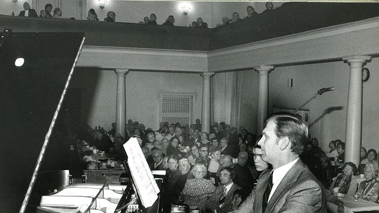 Der Mann am Klavier war länger als jeder andere Oberbürgermeister in Kulmbach. Unser Bild zeigt Erich Stammberger 1975 zusammen mit seiner Tochter Christine bei einem Auftritt im Vereinshaus.  Foto: Archiv Tiroch