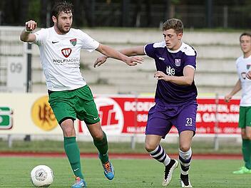 André Jerundow (in lila) ist einer von drei Höchstadtern bei der SpVgg Jahn Forchheim. Hier bestreitet er im Trikot von Eintracht Bamberg ein Duell mit dem Ex-Forchheimer Tom Jäckel (damals FC Schweinfurt, jetzt Erlangen-Bruck).  Foto: Archiv