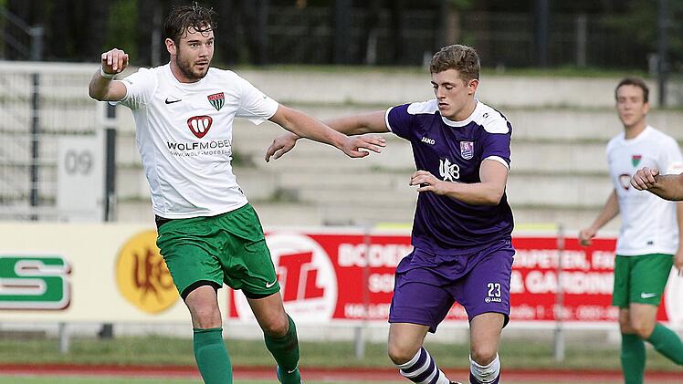 André Jerundow (in lila) ist einer von drei Höchstadtern bei der SpVgg Jahn Forchheim. Hier bestreitet er im Trikot von Eintracht Bamberg ein Duell mit dem Ex-Forchheimer Tom Jäckel (damals FC Schweinfurt, jetzt Erlangen-Bruck).  Foto: Archiv