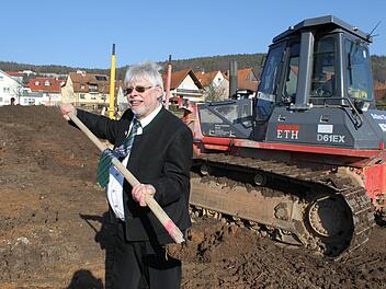Wolfgang Back, hier beim ersten Spatenstich für den Netto-Markt in Bad Bocklet, ist am 25. April 2018 gestorben. Achivfoto: Thomas Ahnert