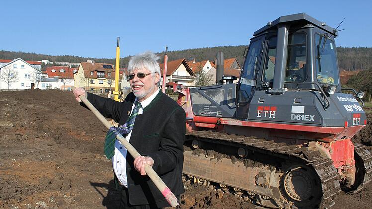 Wolfgang Back, hier beim ersten Spatenstich für den Netto-Markt in Bad Bocklet, ist am 25. April 2018 gestorben. Achivfoto: Thomas Ahnert