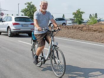 Bernd Voit aus Prappach war der erste Radfahrer, der die neue Verbindungsstraße vom Gewerbegebiet Ost in Haßfurt zur Kreisstraße HAS 10 befuhr. Foto: Ulrike Langer