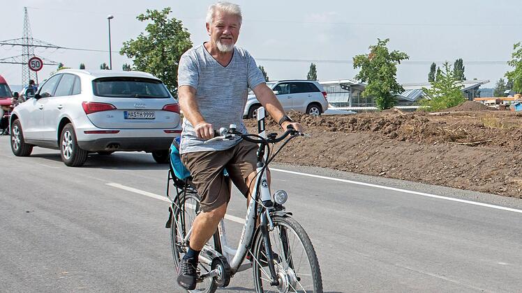 Bernd Voit aus Prappach war der erste Radfahrer, der die neue Verbindungsstraße vom Gewerbegebiet Ost in Haßfurt zur Kreisstraße HAS 10 befuhr. Foto: Ulrike Langer