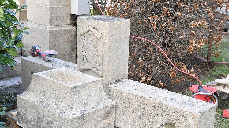 Beim Abbau des Ehrenmals in  Hallstadt. Foto: R. Rinklef