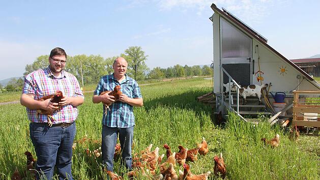 Die Familie Ka&szlig;el - auf dem Bild Daniel und Reinhold Ka&szlig;el - aus Windischenhaig hat ein H&uuml;hnermobil f&uuml;r bis zu 225 H&uuml;hner im Einsatz und produziert t&auml;glich rund 190 Eier.  Foto: Sonny Adam
