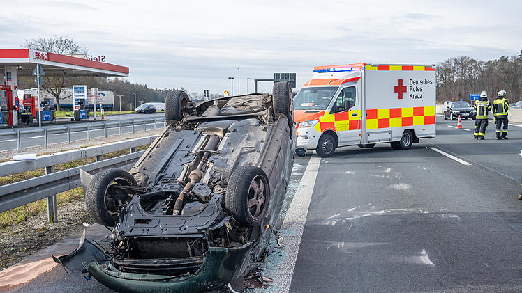 Auto &uuml;berschl&auml;gt sich auf der A3 bei Wachenroth