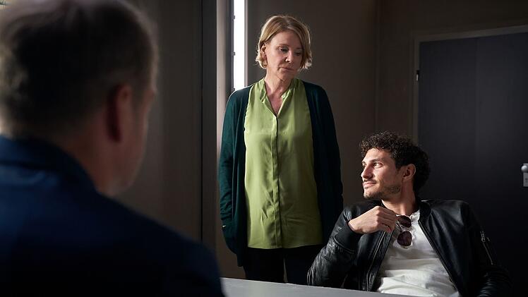 Marie Brand (Mariele Millowitsch) und J&uuml;rgen Simmel (Hinnerk Sch&ouml;nemann) befragen Giuseppe Costa (Nicola Perot, rechts), den Angestellten einer Baufirma, der leider nicht sehr kooperativ ist.