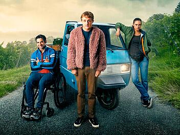 Flake (Jakob Schmidt, zweiter von links), Phillip (Daniel Rodic) und Kim (Emma Flo&szlig;mann) begeben sich in "Sommer auf drei R&auml;dern" auf einen unvergesslichen Roadtrip.