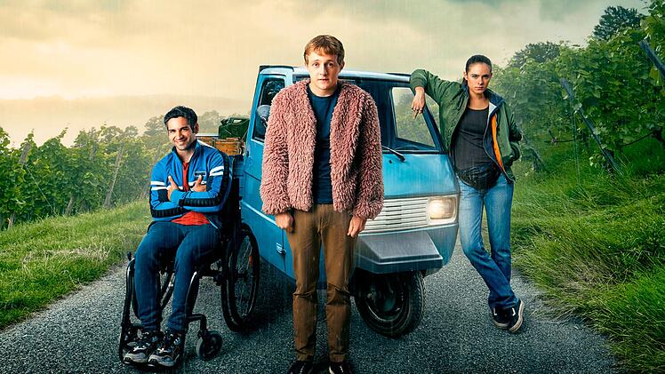 Flake (Jakob Schmidt, zweiter von links), Phillip (Daniel Rodic) und Kim (Emma Flo&szlig;mann) begeben sich in "Sommer auf drei R&auml;dern" auf einen unvergesslichen Roadtrip.