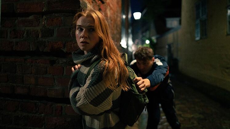 Warum jagt Finn Eriksson (Elmo Anton Stratz) Bente Bruun (Franziska Brandmeier) durch die n&auml;chtlichen Gassen von Ribe? Hat sie etwas gegen ihn in der Hand?
