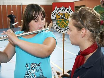 Sophie Friedemann erklärt der neunjährigen Lara das Spielen der Querflöte. Foto: Erlwein