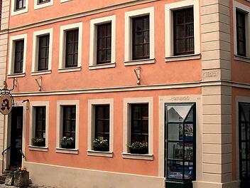 Seit fast 150 Jahren befindet sich die Apotheke in dem Haus aus dem Jahr 1755. Fotos und Repros: Marina Zimmermann