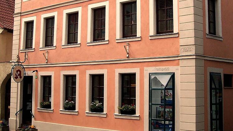 Seit fast 150 Jahren befindet sich die Apotheke in dem Haus aus dem Jahr 1755. Fotos und Repros: Marina Zimmermann
