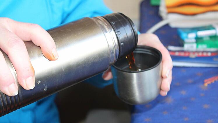 Heißer Kaffee ist an kalten Tagen sehr wichtig für die Standfrau Lollo. Drei Liter am Tag können es schon werden.