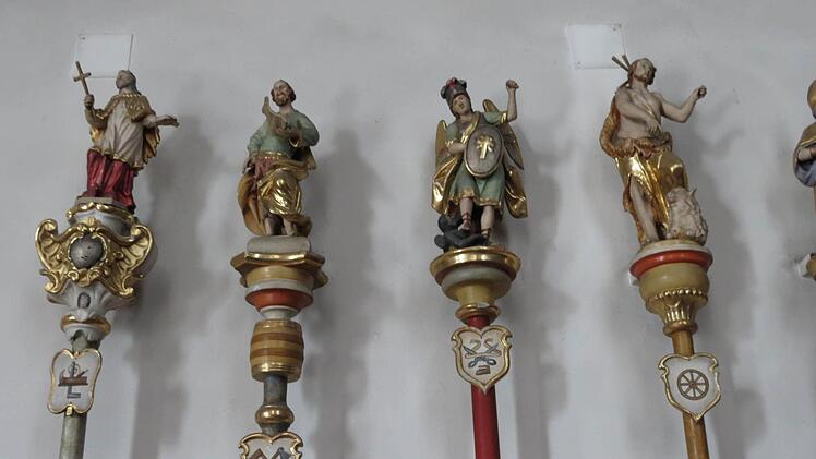 Die Zunftstangen im Altarraum