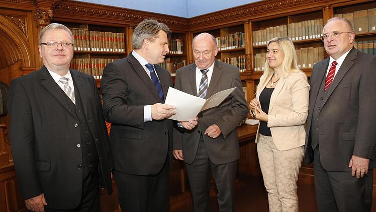 OLG-Präsident Lückemann (v.l.) Minister Bausback, Wolfgang Adler, Ministerin Huml und Generalstaatsanwalt Janovsky.Foto: Hoch
