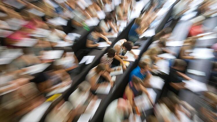 Die Zahl der Studierenden steigt kontinuierlich.  Foto: dpa