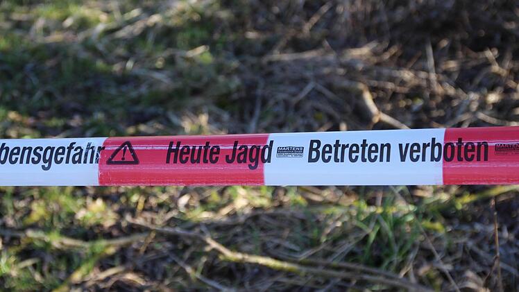 Trassierbänder weisen Spaziergänger darauf hin, dass gejagt wird.