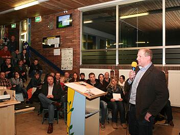 Bürgermeister Klaus Faatz spricht bei der Bürgerversammlung in der Aula der Schule. Foto: Evi Seeger