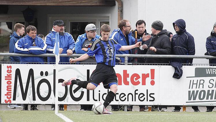 Der Bischberger Sebastian Betz tritt vor den Augen der Hallstadter einen Eckball.
