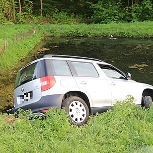 Auto stürzt bei Wannbach in Forellenteich