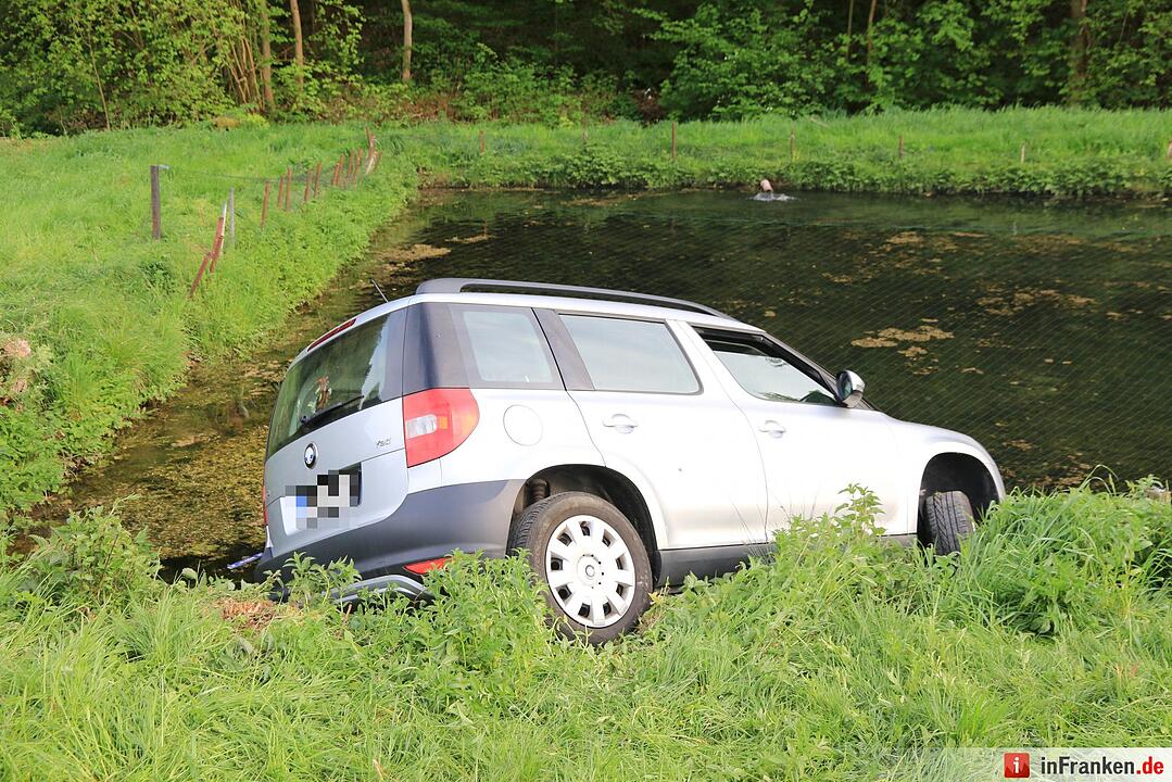 Auto stürzt bei Wannbach in Forellenteich