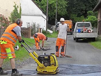Mit der Rüttelplatte waren die Bauhofarbeiter an dieser Stelle in Siegelfeld im Einsatz. Foto: Stadt Ebern/Johanna Eckert