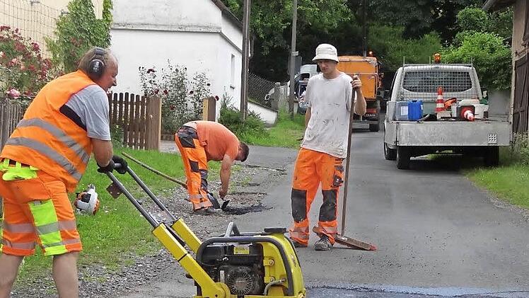 Mit der Rüttelplatte waren die Bauhofarbeiter an dieser Stelle in Siegelfeld im Einsatz. Foto: Stadt Ebern/Johanna Eckert