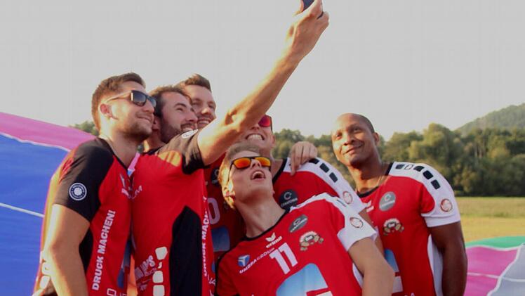 Selfie-Fieber vor Heißluftballon: von links Mircea Peta, Thiago Welter, Sven Kellermann, Timon Schippmann, Hansi Nürnberger und Heriberto Quero