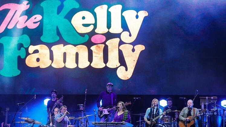 Bei ihrer Premiere in Coburg genossen die Mitglieder der Kelly Family die besondere Stimmung auf dem Schlossplatz.  Foto: Matthias Hoch