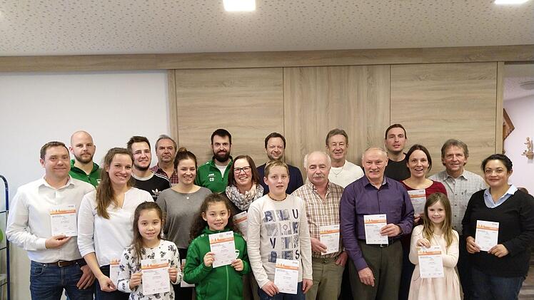 &Uuml;ber ihre Leistungen und die Anerkennung ihres sportlichen Ehrgeizes konnten sich insgesamt 31 Teilnehmer freuen. Foto: Philipp Bauerschubert