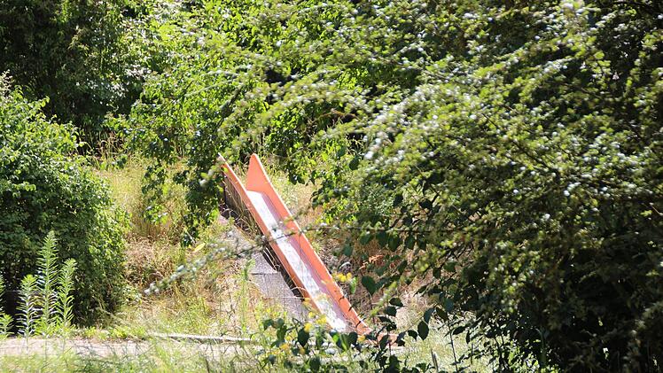 Die Anlage liegt brach und verwuchert, die Spielgeräte sind entweder abgebaut oder nicht mehr nutzbar. Foto: Benedikt Borst