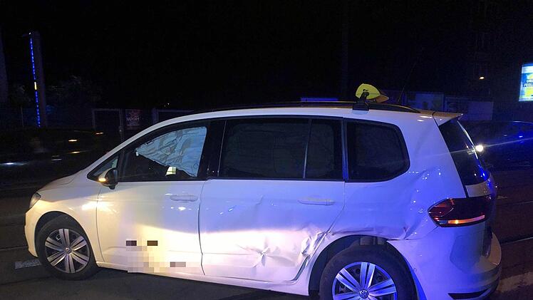 Am Freitagabend kollidierte in N&uuml;rnberg eine Stra&szlig;enbahn mit einem Taxi. Foto: NEWS5/Friedrich