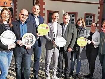 Sie stellten das Projekt vor, von links: Beate Glotzmann (Gerolzhofen), Simone Kolb und B&uuml;rgermeister Ren&eacute; Schlehr (Prichsenstadt), B&uuml;rgermeister B&auml;uerlein (Rauhenebrach), B&uuml;rgermeister Thorsten Wozniak (Gerolzhofen), B&uuml;rgermeister Schneider (Ebrach), Ulla Schmidt (Lebensregion plus), Eva-Maria Schmitt (Ile Burgwindheim-Ebrach), Barbara Ernwein (Baumwipfelpfad), Monika Lindner (Handthal).  Foto: Christiane Krapf