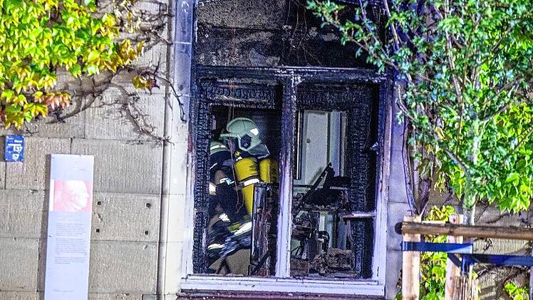 Unbekannte sprengen Geldautomat: Bankfiliale geht daraufhin in Flammen auf