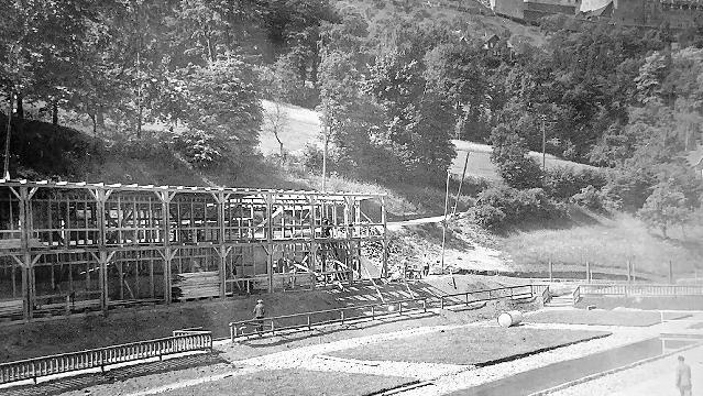 Im Jahr 1934 wurden die Holzumkleiden f&uuml;r das Freibad errichtet. Das Flussbad bekam ein "50-Meter-Becken".