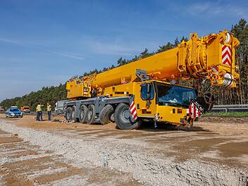 A6 bei Kammerstein: schwerer Unfall mit Autokran