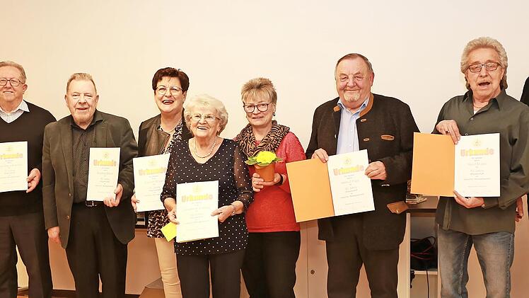 Die Geehrten (von links): Hans-Oskar Kawelke, Manfred Braun, Elsbeth Braun, Anneliese Enkling, Andrea Kawelke, Helmut Popp, Horst M&uuml;ller, eingerahmt von Birgit Lechner und Manfred Vogel