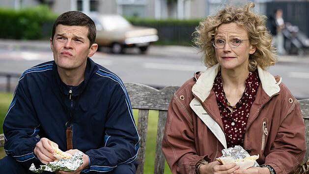 John Davidson (Robert Aramayo) leidet an Tourette, einer Krankheit, die in den 1980-ern und 1990-ern nur wenige kennen. Dottie Achenbach (Maxine Peake) ist eine der wenigen Menschen, die ihm helfen wollen.