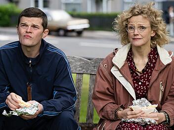 "Verflucht normal" John Davidson (Robert Aramayo) leidet an Tourette, einer Krankheit, die in den 1980-ern und 1990-ern nur wenige kennen. Dottie Achenbach (Maxine Peake) ist eine der wenigen Menschen, die ihm helfen wollen.