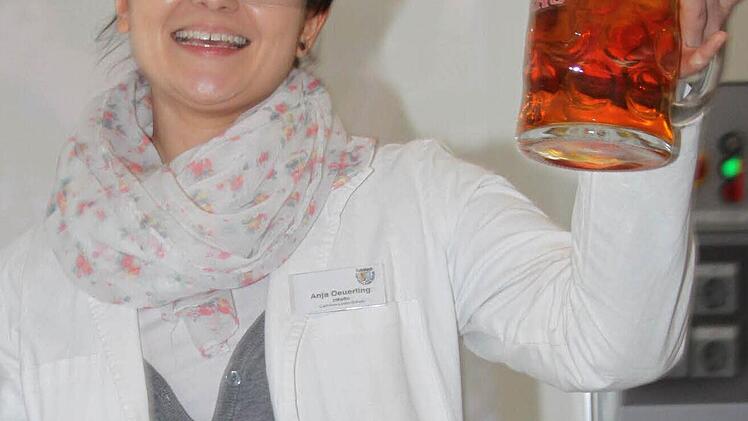 Sieht aus wie Bier, aber trinken sollte man nicht, was Referendarin Anja Deuerling im Chemiesaal gebraut hat.