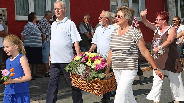 Der blumengeschmückte Leiterwagen musste durch einen Blumenkorb ersetzt werden.