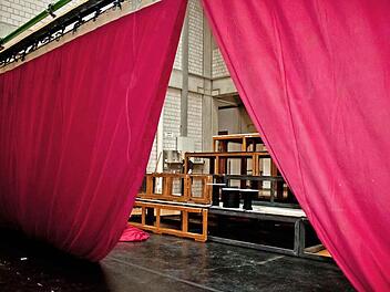 "Vorhang auf" heißt es am Samstag für die Premiere des Ballettabends "Bolero" auf der Ausweichspielstätte, die in der Montagehalle der Werkstätten eingerichtet wird.