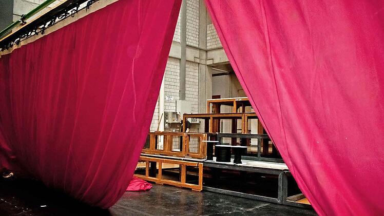 "Vorhang auf" heißt es am Samstag für die Premiere des Ballettabends "Bolero" auf der Ausweichspielstätte, die in der Montagehalle der Werkstätten eingerichtet wird.