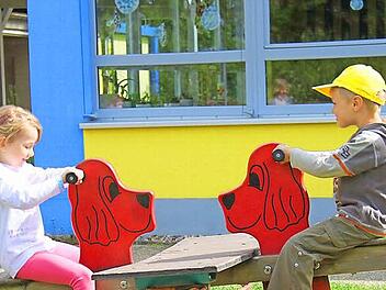 Leonie-Sophie und David spielen noch auf der alten Wippe. Beim Sommerfest wird schon eine neue Wippe aufgebaut sein. Fotos: Kindergarten