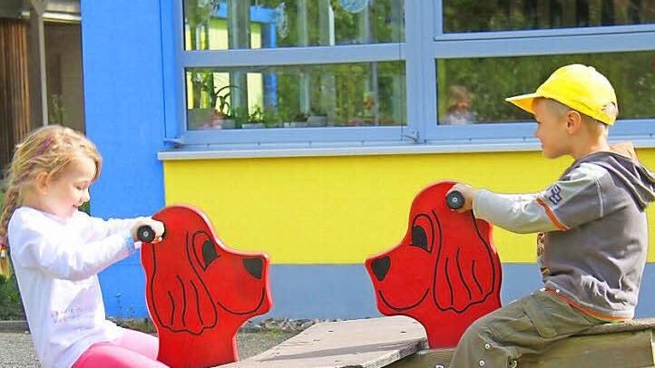 Leonie-Sophie und David spielen noch auf der alten Wippe. Beim Sommerfest wird schon eine neue Wippe aufgebaut sein. Fotos: Kindergarten