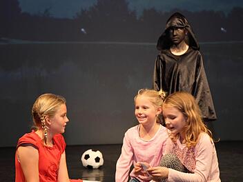 Auf die Hilfe freundlicher junger Damen kann sich das "Kleine Gespenst" verlassen. Von links: Johanna Langhoyer, Alina Ehrle, Kathi Ruckdäschel und Emilia Schagerl. Fotos: Nicole Strehl