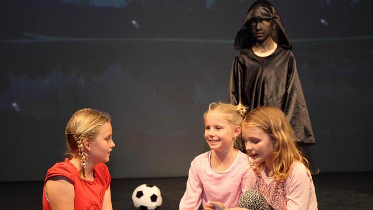 Auf die Hilfe freundlicher junger Damen kann sich das "Kleine Gespenst" verlassen. Von links: Johanna Langhoyer, Alina Ehrle, Kathi Ruckdäschel und Emilia Schagerl. Fotos: Nicole Strehl